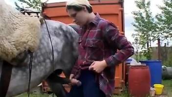 Chubby country girl blowing a VERY sexy stallion